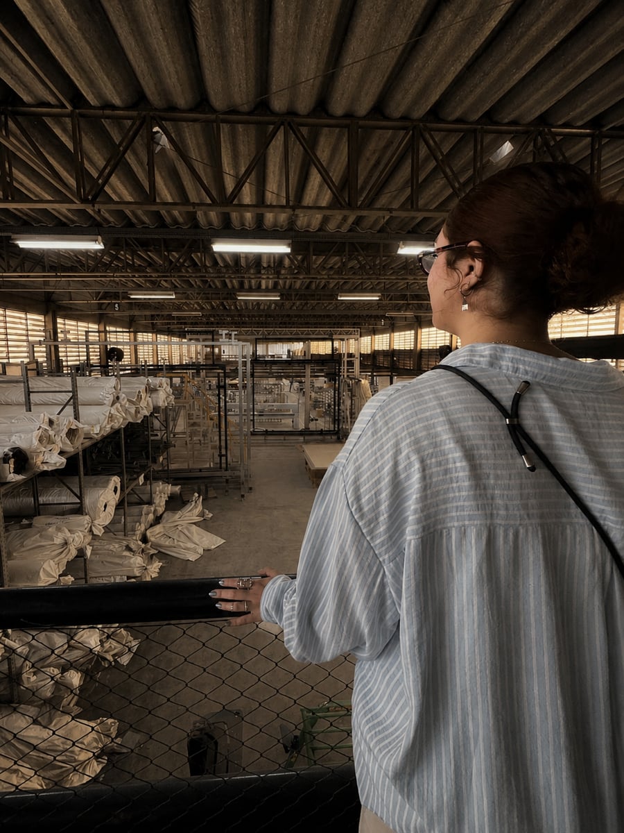 Nicolli Pacheco em visita a fábrica, seleção de materiais, bastidores INSIDE, 2026, acervo INSIDE