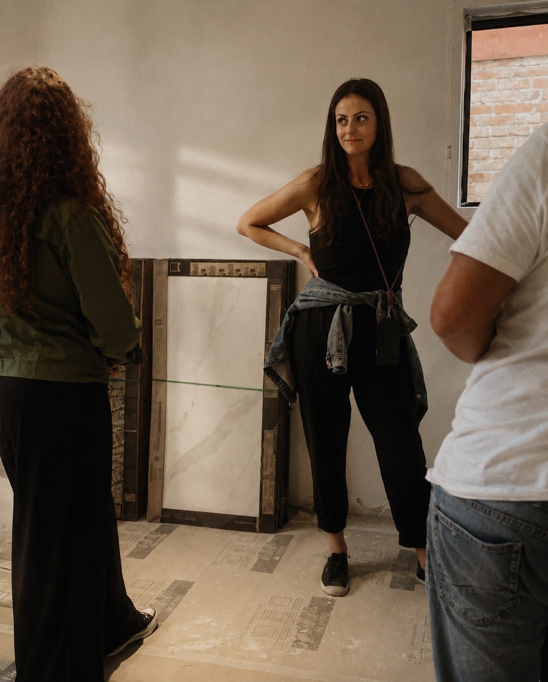 Arquiteta orientando sobre projeto real em obra, imersão INSIDE, acervo INSIDE