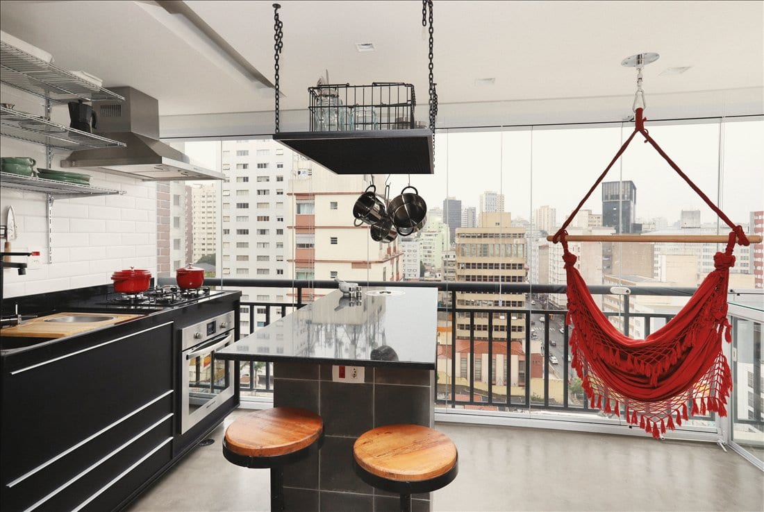 Bela Vista: a varanda gourmet com a rede e a vista da cidade, foto Mariana Orsi