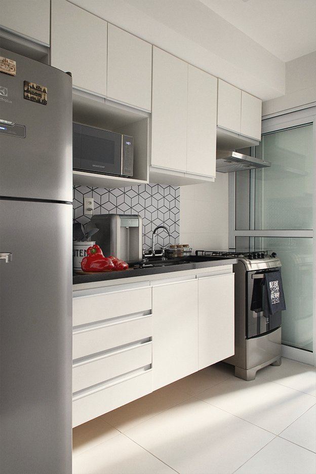 Ipiranga: a cozinha com marcenaria branca e backsplash de revestimento geométrico, acervo INSIDE