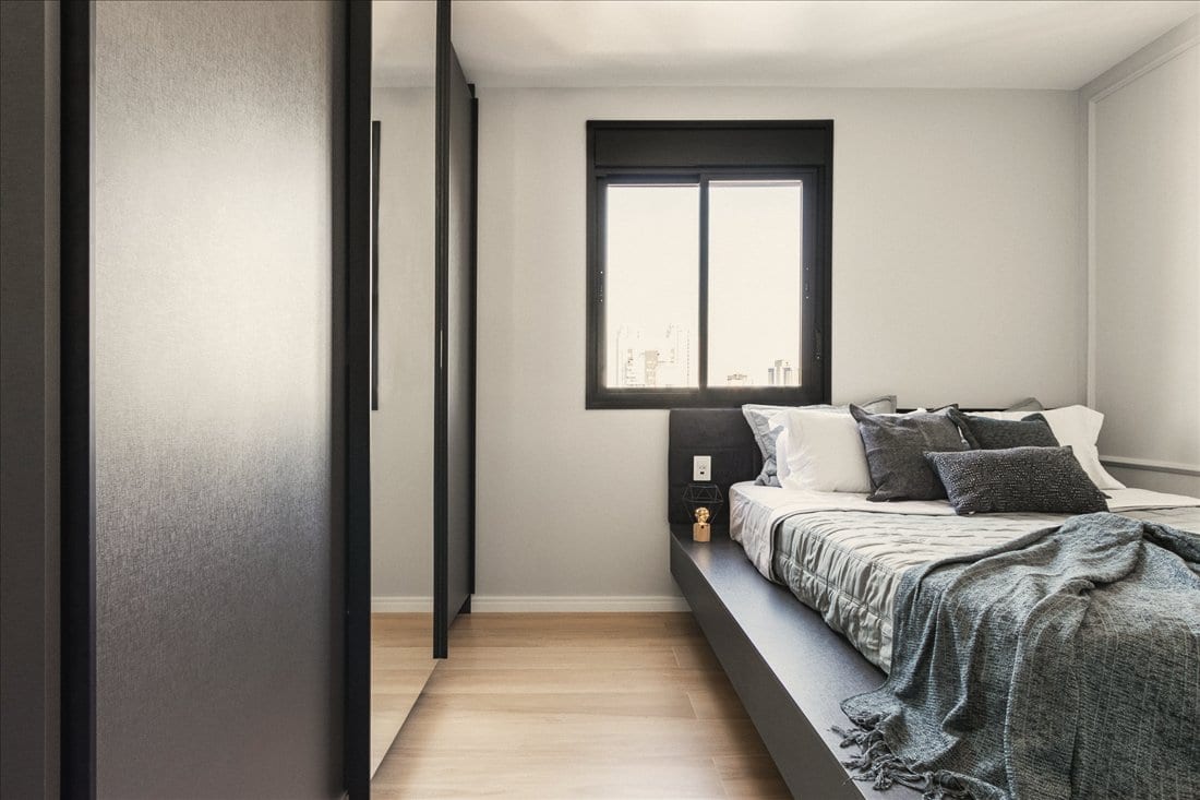 Vila Mariana: quarto com cama plataforma escura e guarda-roupa de porta texturizada, vista da cidade ao fundo, foto Alberto Ricci