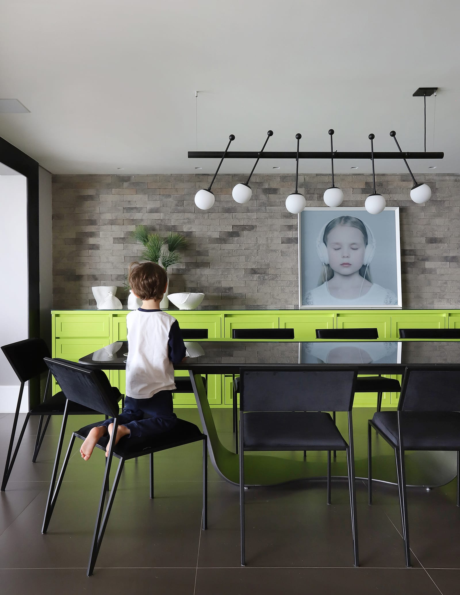 Sala de jantar de Dani e Bernard com buffet verde neon e tijolinhos, Jardim das Perdizes, acervo INSIDE 2019