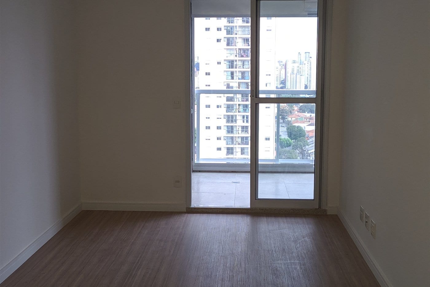 Ipiranga antes: o apartamento como a construtora entregou, sem mobília.
