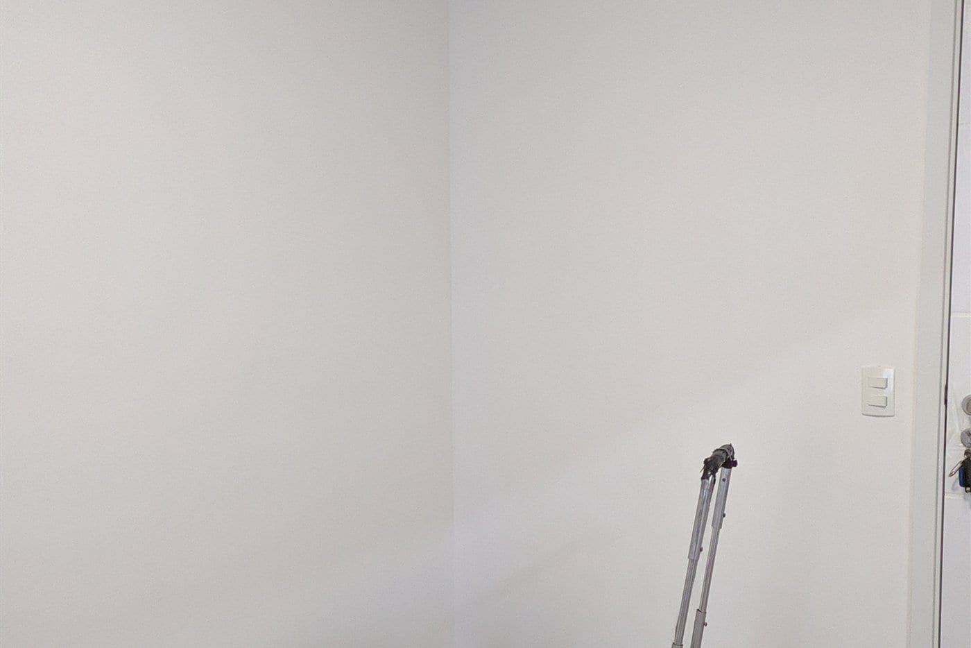 Ipiranga antes: a parede neutra da sala, antes do adesivo de cimento queimado.