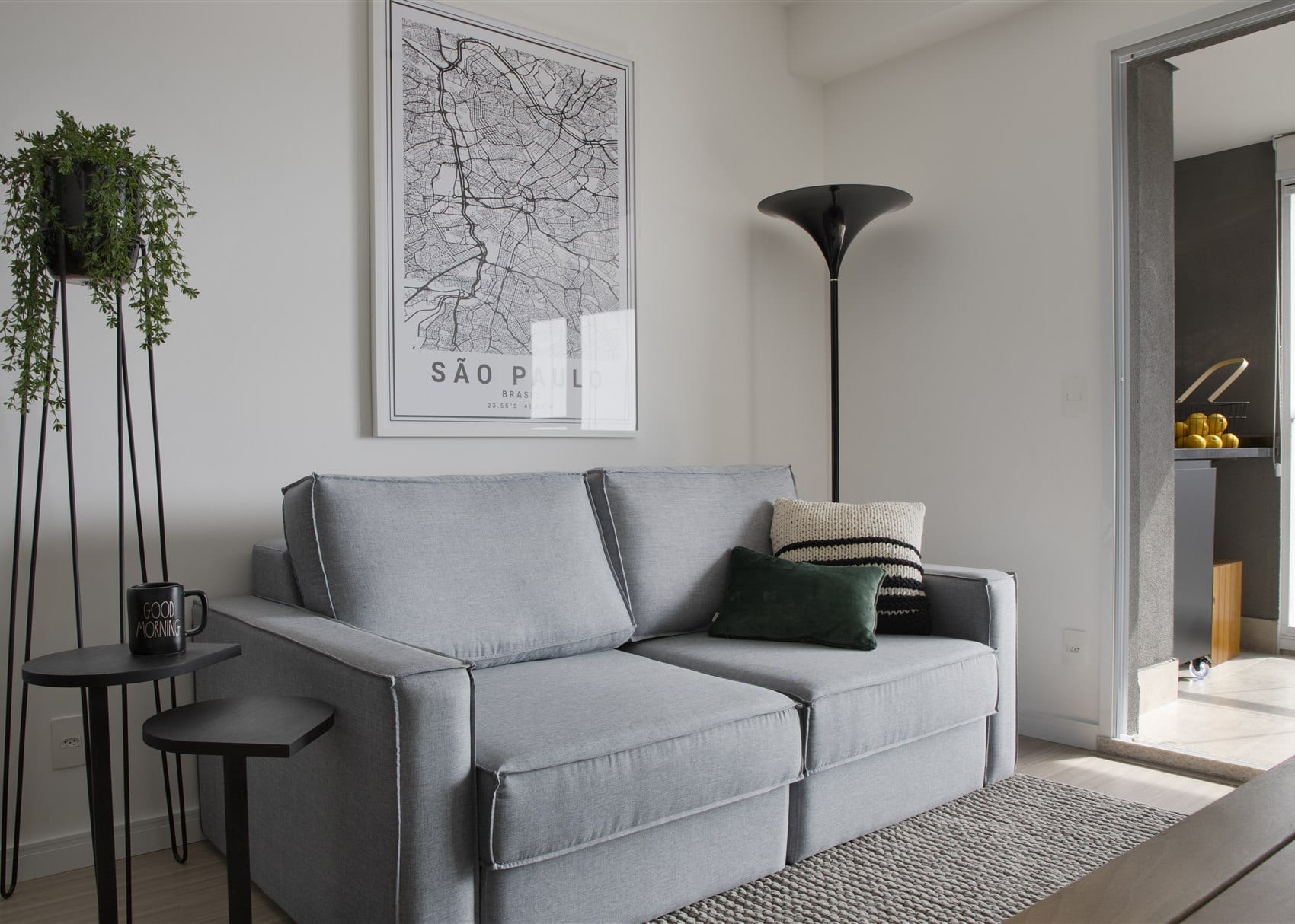 Ipiranga: a sala de estar com sofa cinza, mapa de Sao Paulo na parede e plantas, projeto INSIDE