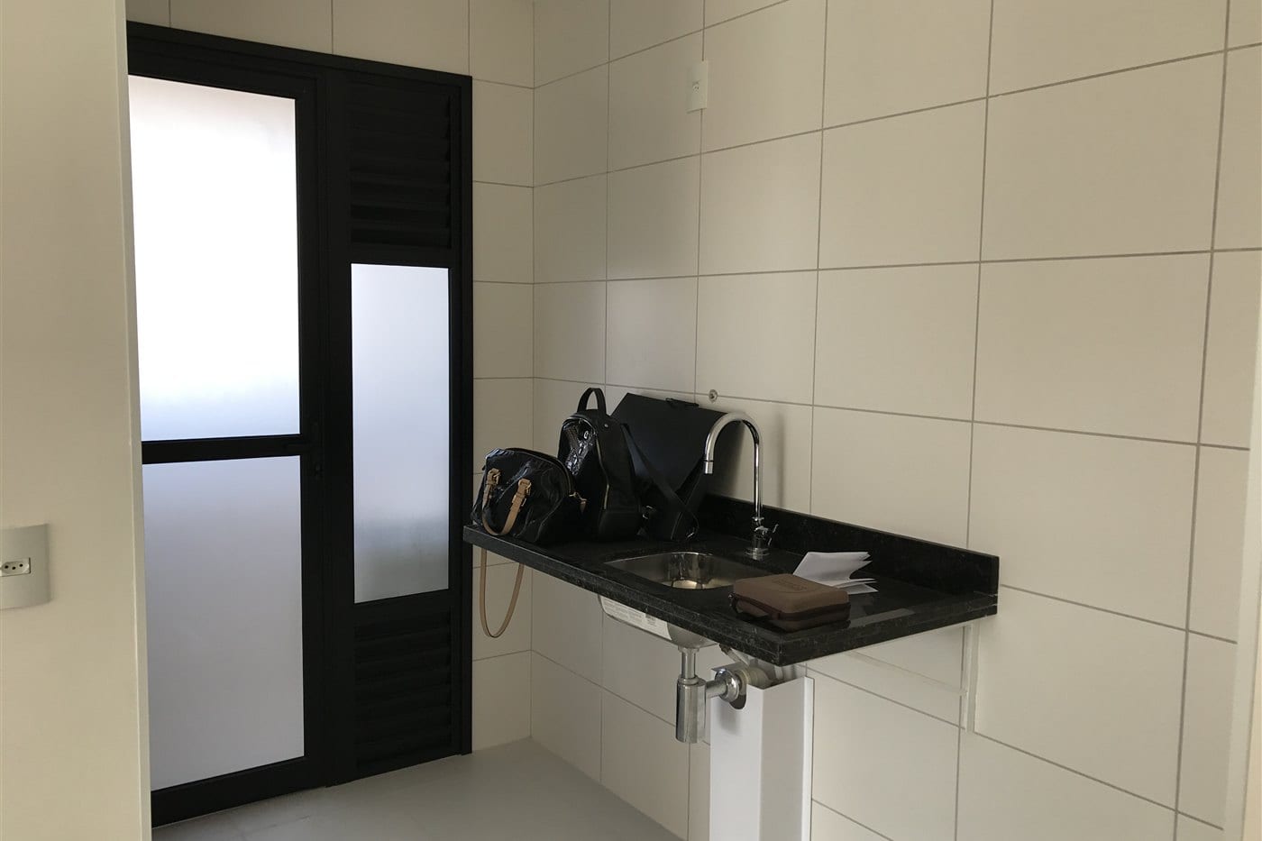 Vila Leopoldina antes: a cozinha sem ilha, com o cooktop ao lado da pia.