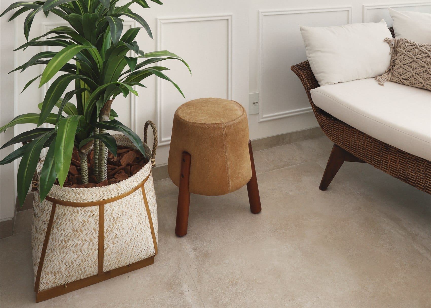 Vila Leopoldina: sala de estar com planta tropical, banqueta de couro e sofa de fibra, foto Mariana Orsi