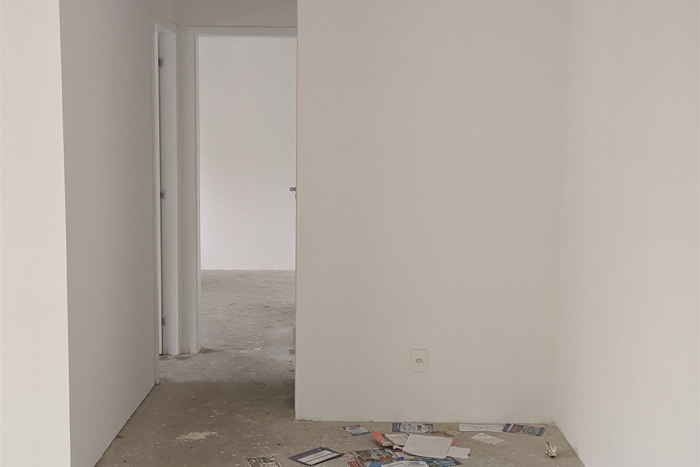 Vila Mariana antes: a sala em direção à varanda, antes de remover a porta que separava os ambientes.