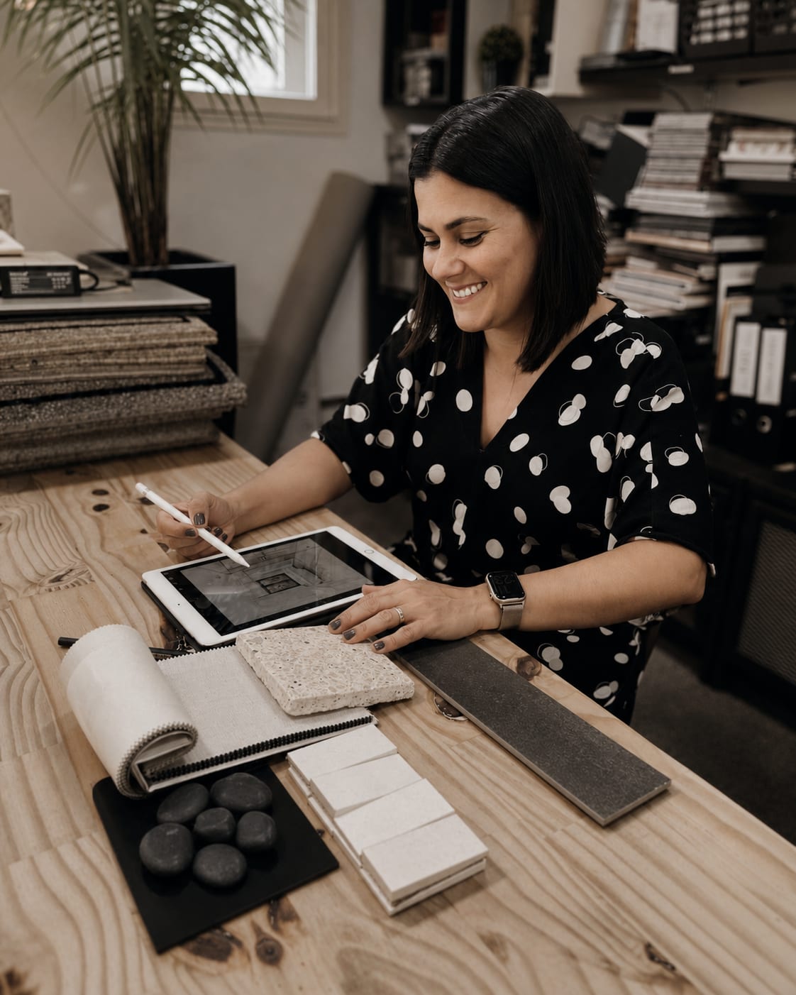 Fabiola de Souza, coordenação de BPO de obras da INSIDE, com iPad e amostras de materiais, 2021, acervo INSIDE