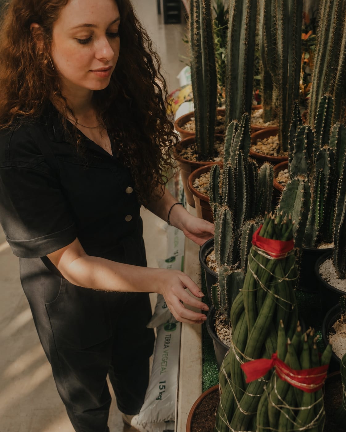 Nicolli Pacheco, arquiteta chefe de projetos e obras da INSIDE, em visita a fornecedor de plantas, 2024, acervo INSIDE