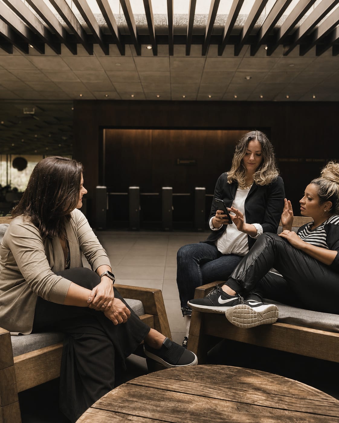 Fabiola de Souza, Claudia Mesquita e Sara Rollemberg conversando sobre briefing no estúdio, 2022, acervo INSIDE