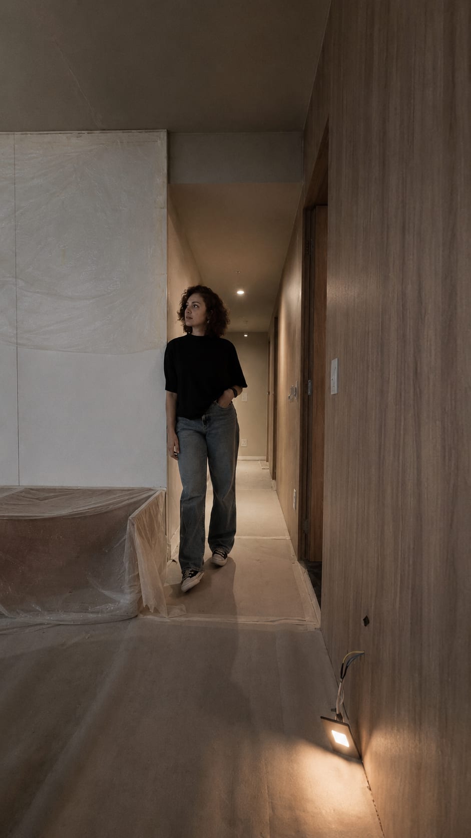 Nicolli Pacheco conferindo marcenaria durante obra, 2025, acervo INSIDE