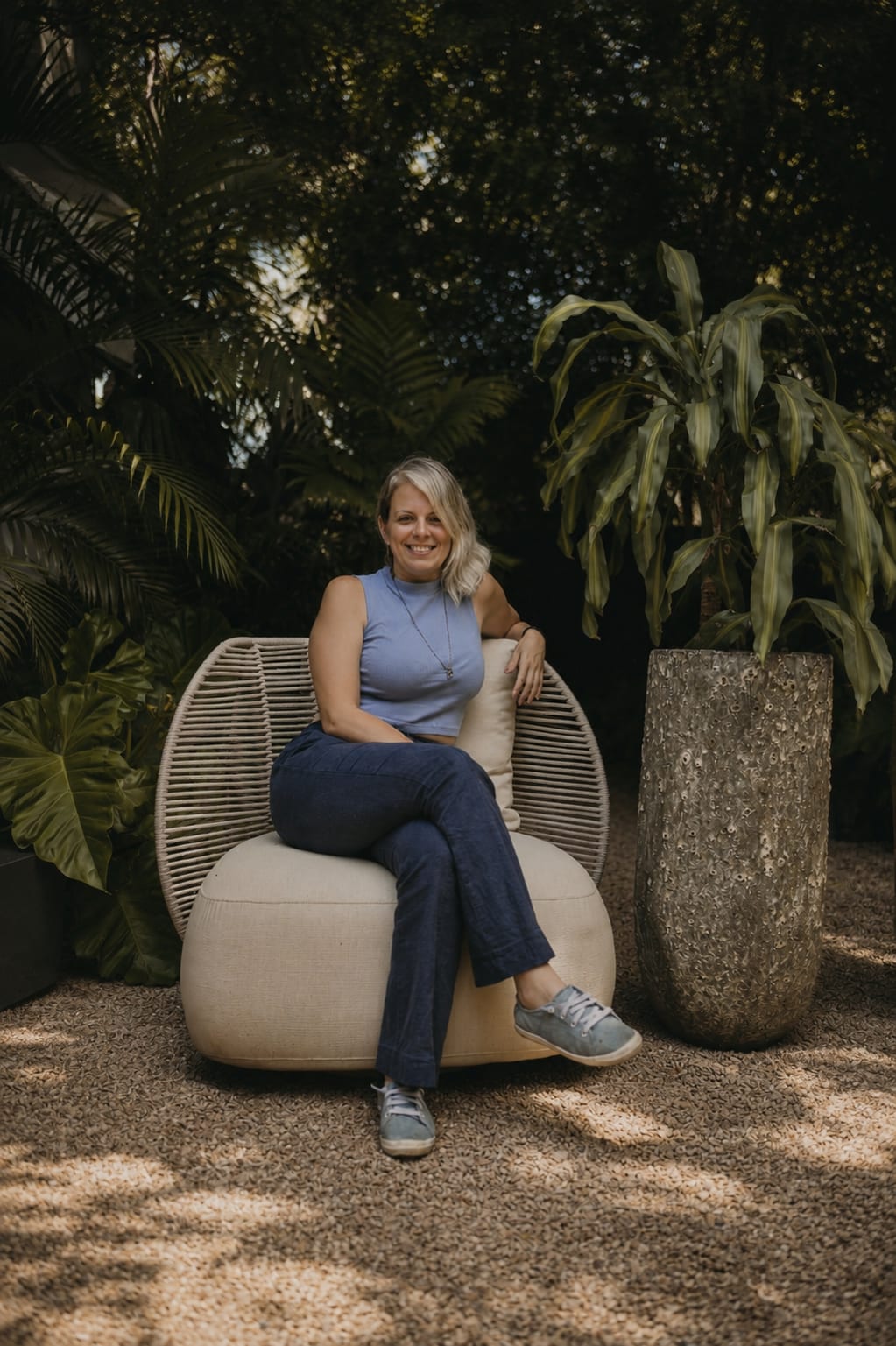 Samira David, arquiteta paisagista e fundadora da Villa Eco Paisagismo, retrato entre a vegetação, acervo Villa Eco Paisagismo