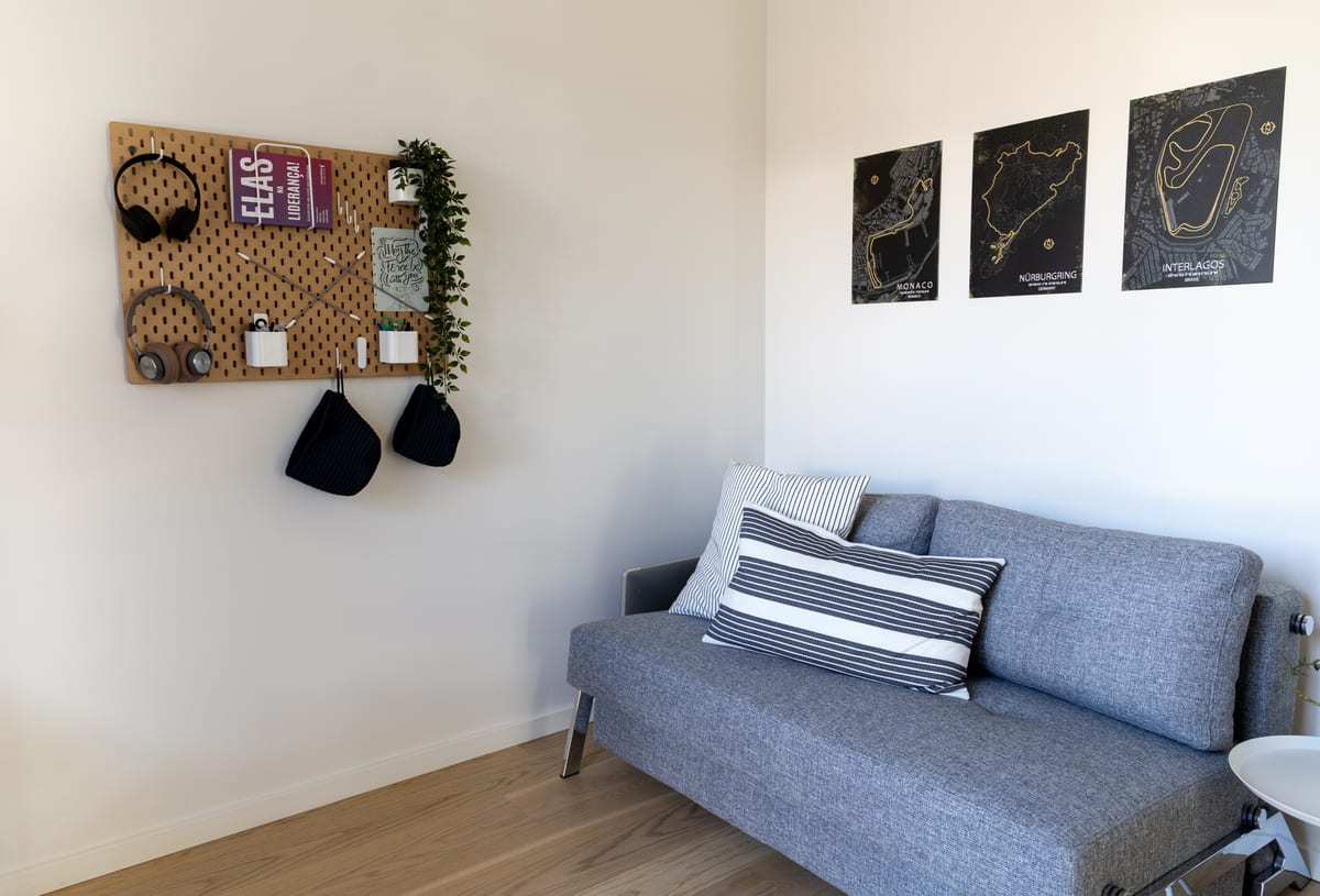 Sofá com painel perfurado e quadro-mapa pessoal no projeto remoto Copenhague-CM em Copenhague, INSIDE