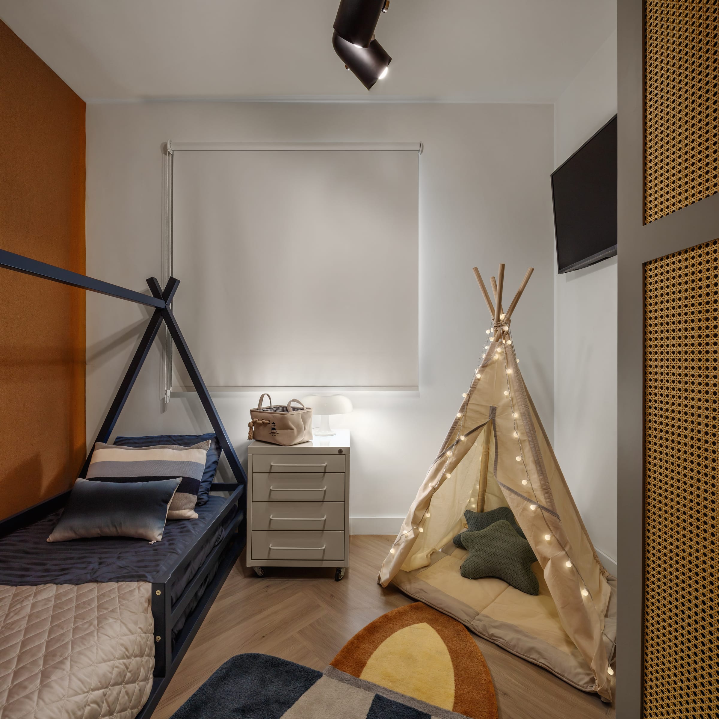 Quarto da criança com cama-casinha, cabana teepee com luzes e parede laranja, projeto INSIDE
