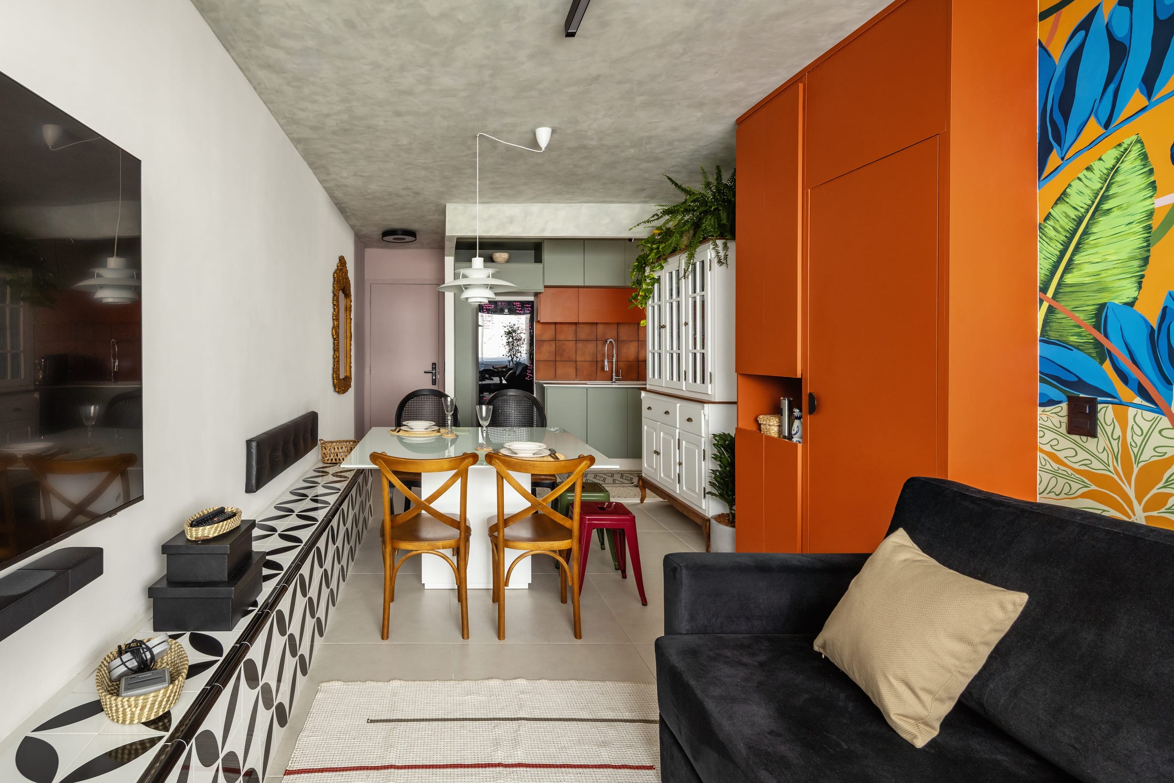 Área social integrada de Anália Franco-EB: sala, jantar e cozinha com marcenaria laranja, mural tropical e cozinha verde, projeto INSIDE