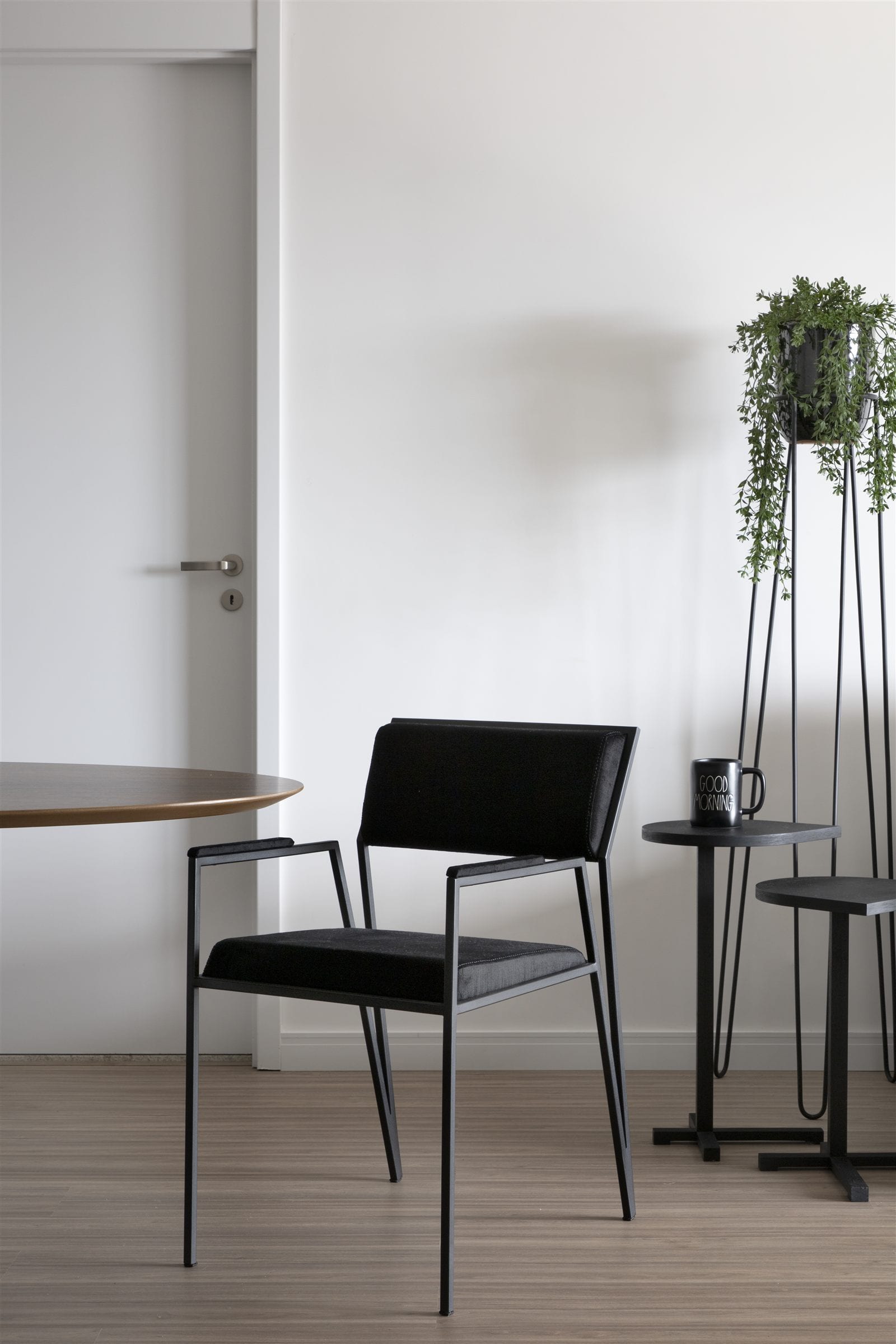 A cadeira do designer Tiago Curioni na sala de jantar, apartamento alugado, projeto INSIDE