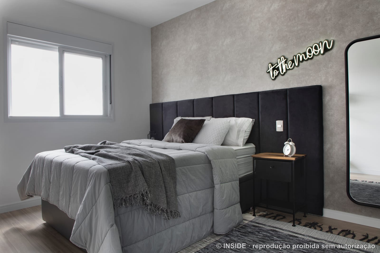 Quarto de casal com cabeceira preta e neon to the moon - projeto Alto do Ipiranga-MM, apartamento alugado, INSIDE
