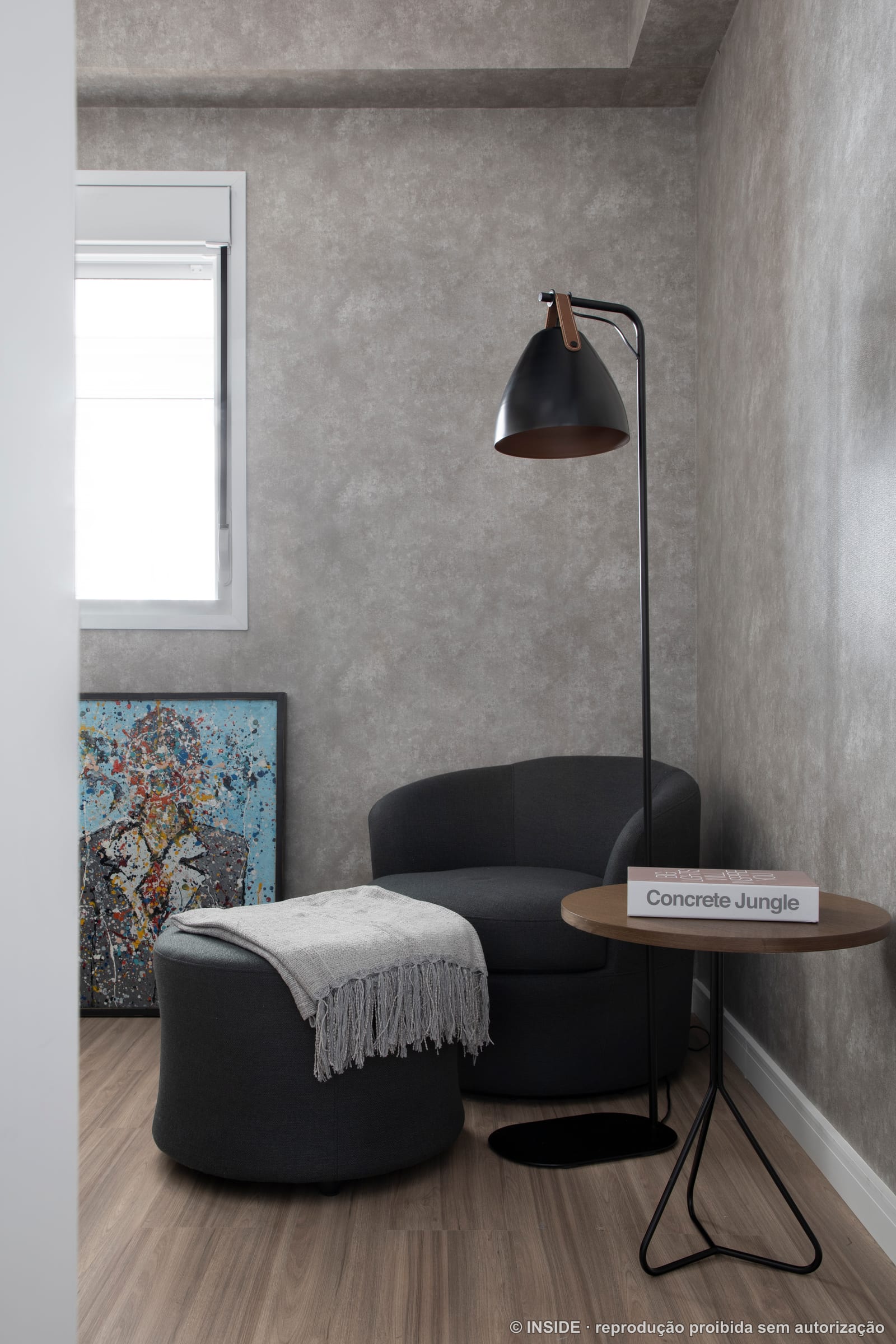 Cantinho de leitura com poltrona, luminária de piso e mesa lateral, apartamento alugado, projeto INSIDE