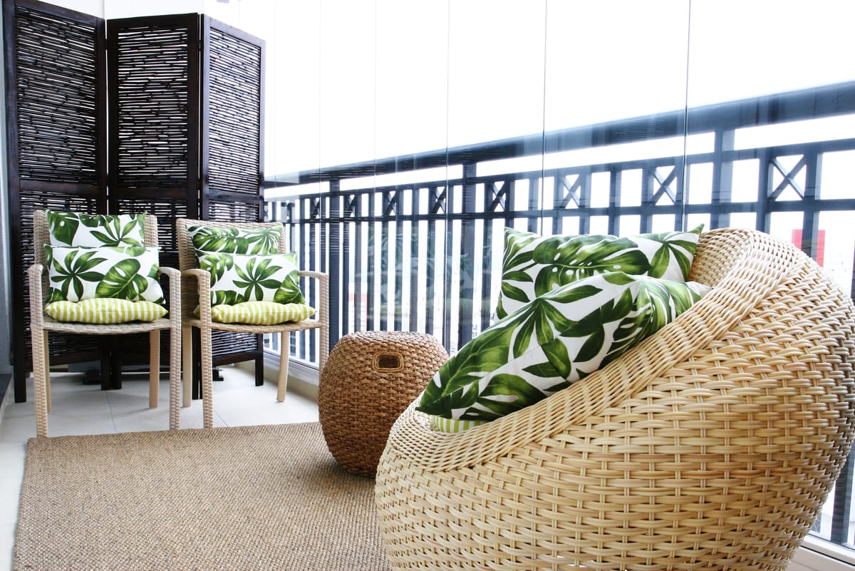Estar externo: fibra natural, almofadas de folhagem e tapete de sisal - varanda como cômodo de verdade. Paisagismo Villa Eco, projeto INSIDE, apartamento no Brooklin