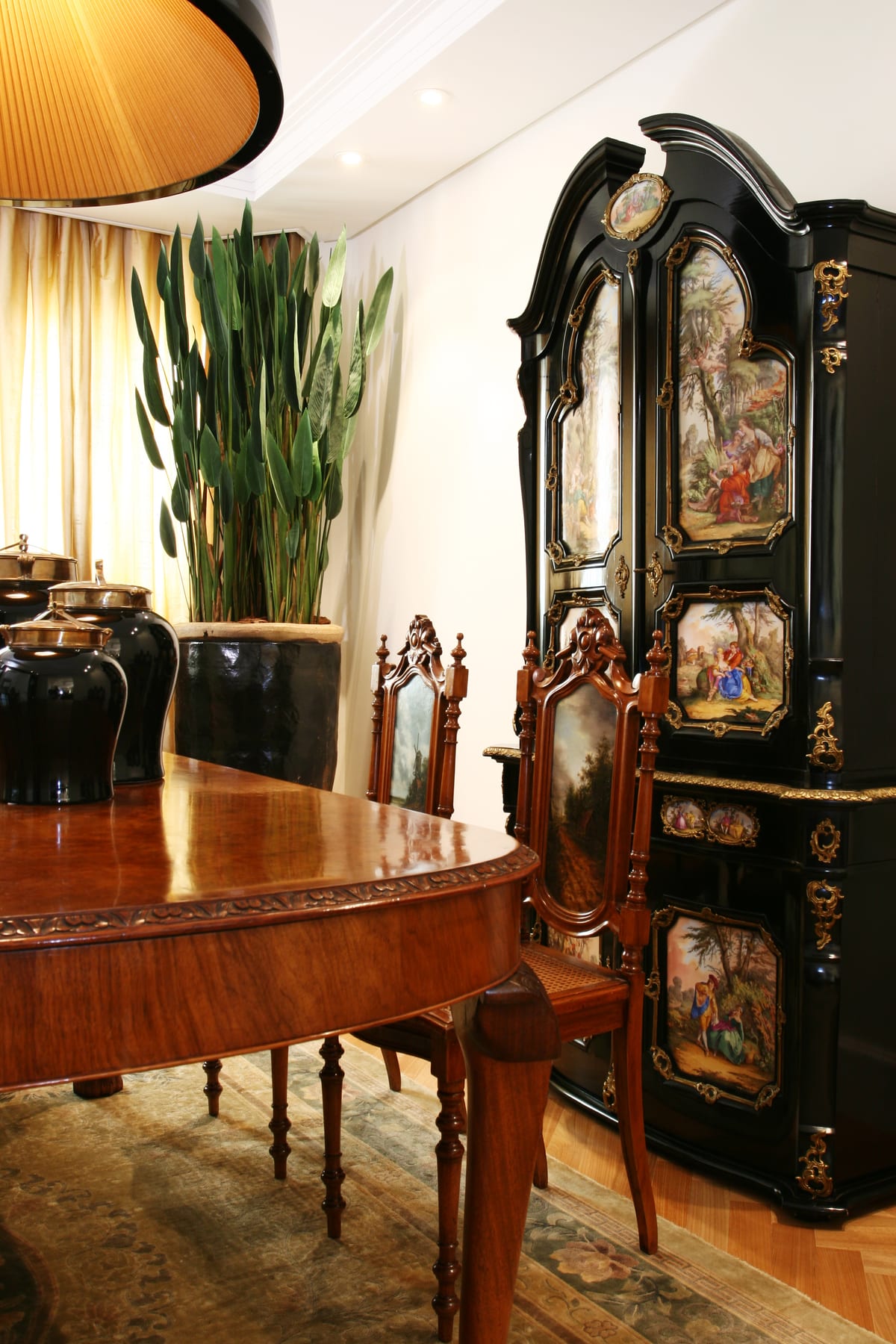 Rosa Albuquerque: detalhe do armário preto laqueado com porcelanas e bronzes de família, acervo INSIDE