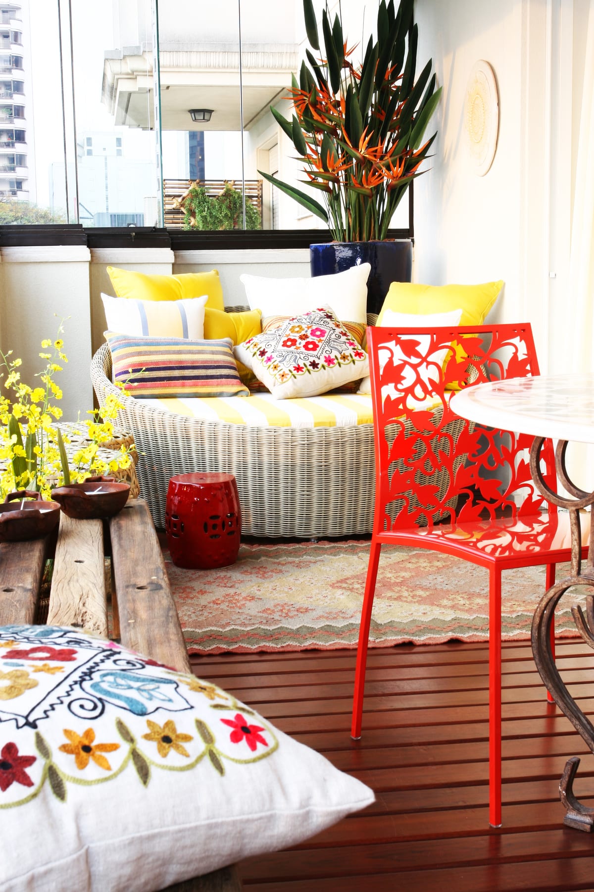 Rosa Albuquerque: daybed redondo de fibra com futon listrado amarelo e strelitzias, acervo INSIDE