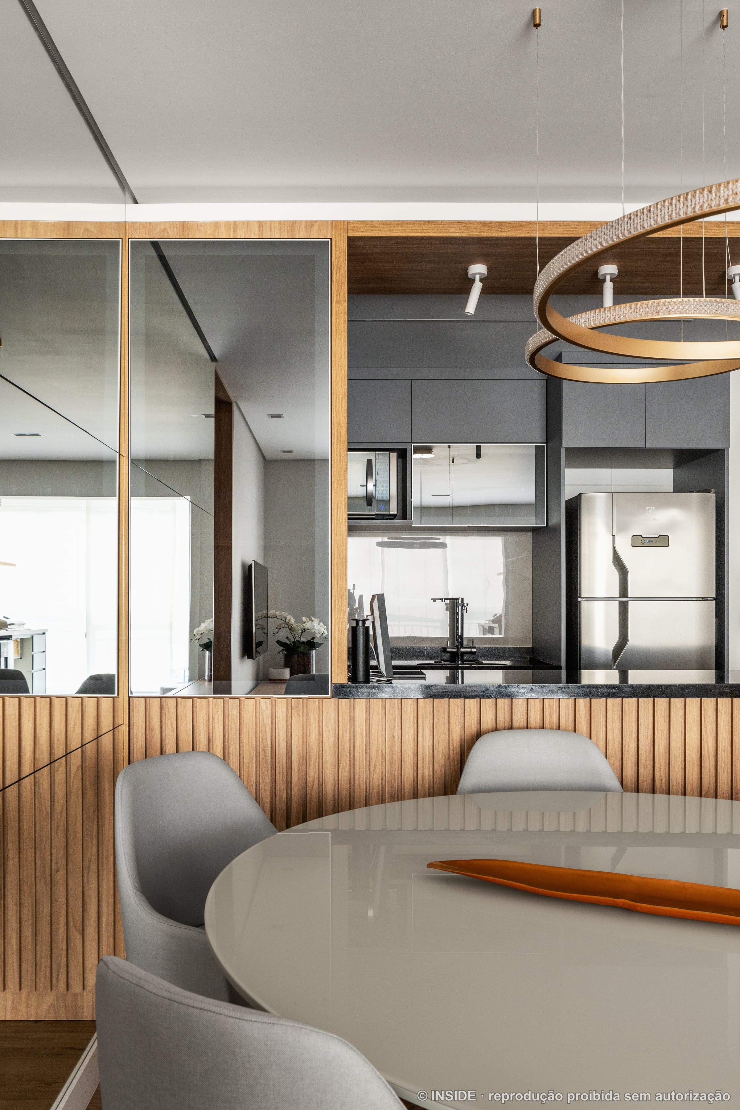 Bar em marcenaria ripada com banquetas, espelho e adega, integrado à cozinha, projeto INSIDE