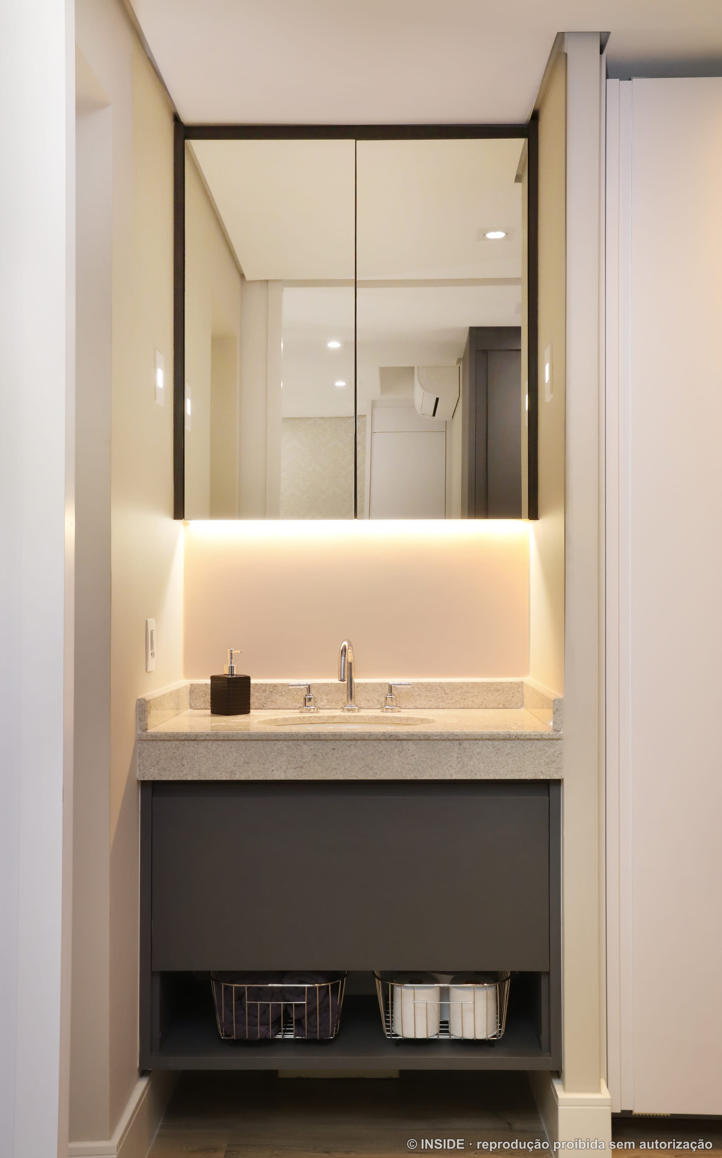 Lavabo com nicho iluminado, cuba de apoio e revestimento claro, projeto INSIDE