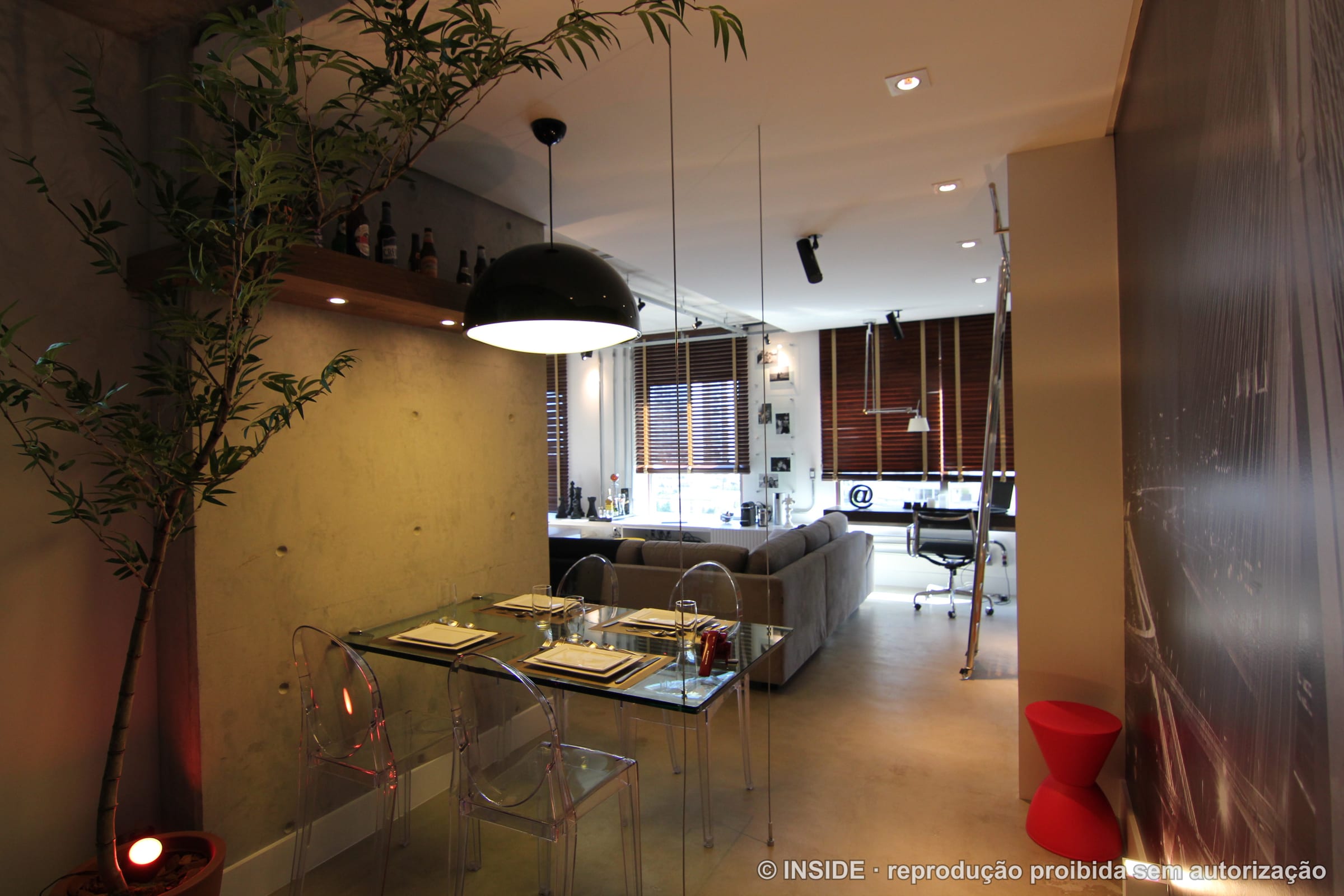 Living integrado com sofá cinza, estante e decoração de tema urbano, projeto INSIDE