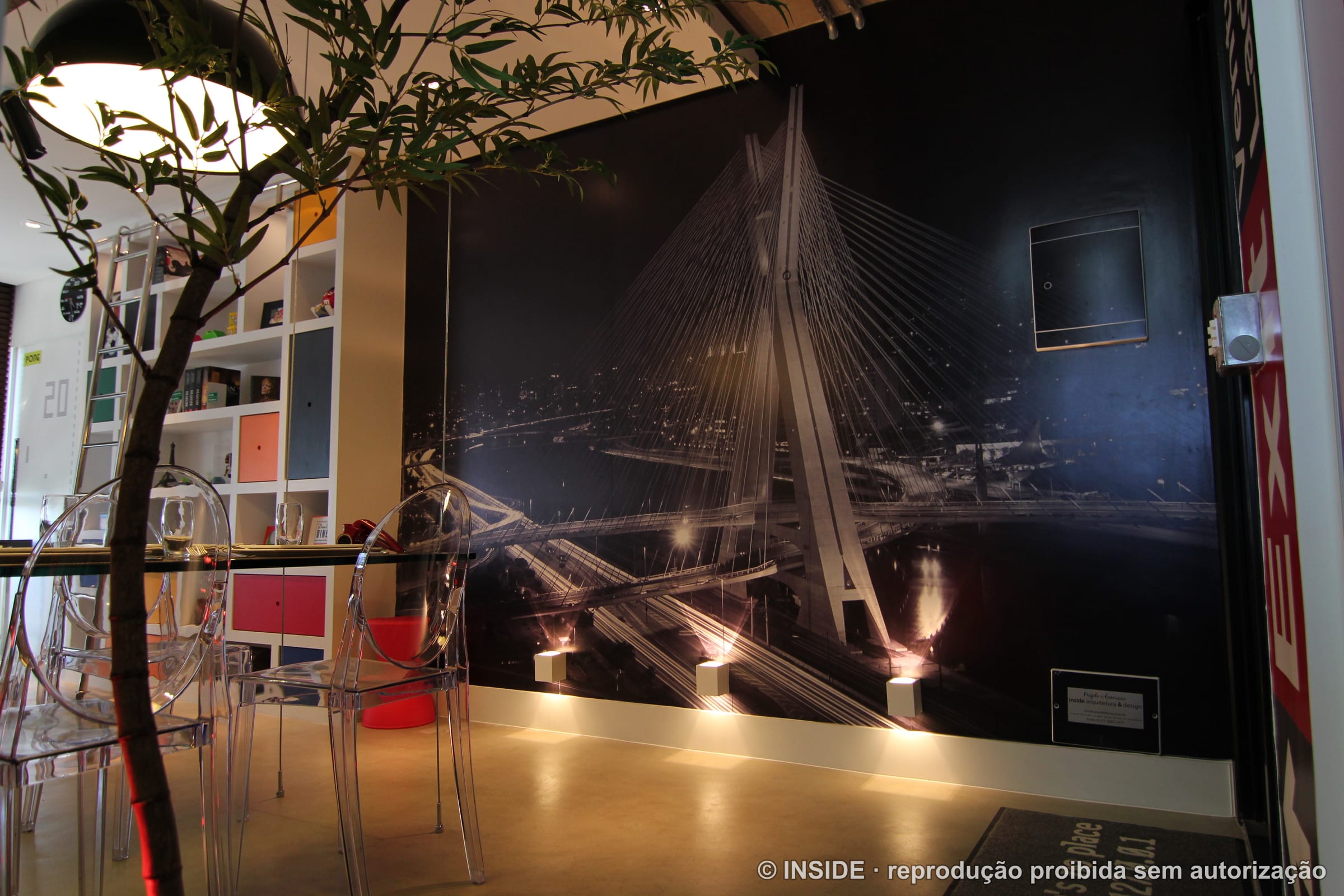 Mural fotográfico da Ponte Estaiada de São Paulo na parede da sala com rede, projeto INSIDE