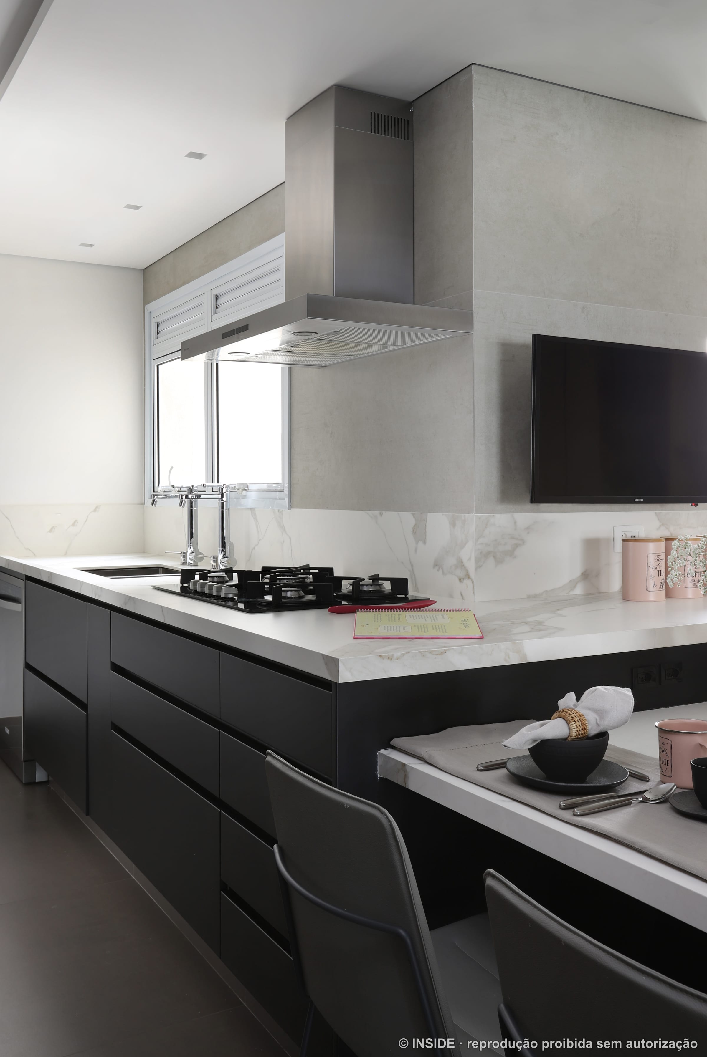 Cozinha com ilha e bancada de mármore, cooktop e cuba, iluminação natural, projeto INSIDE