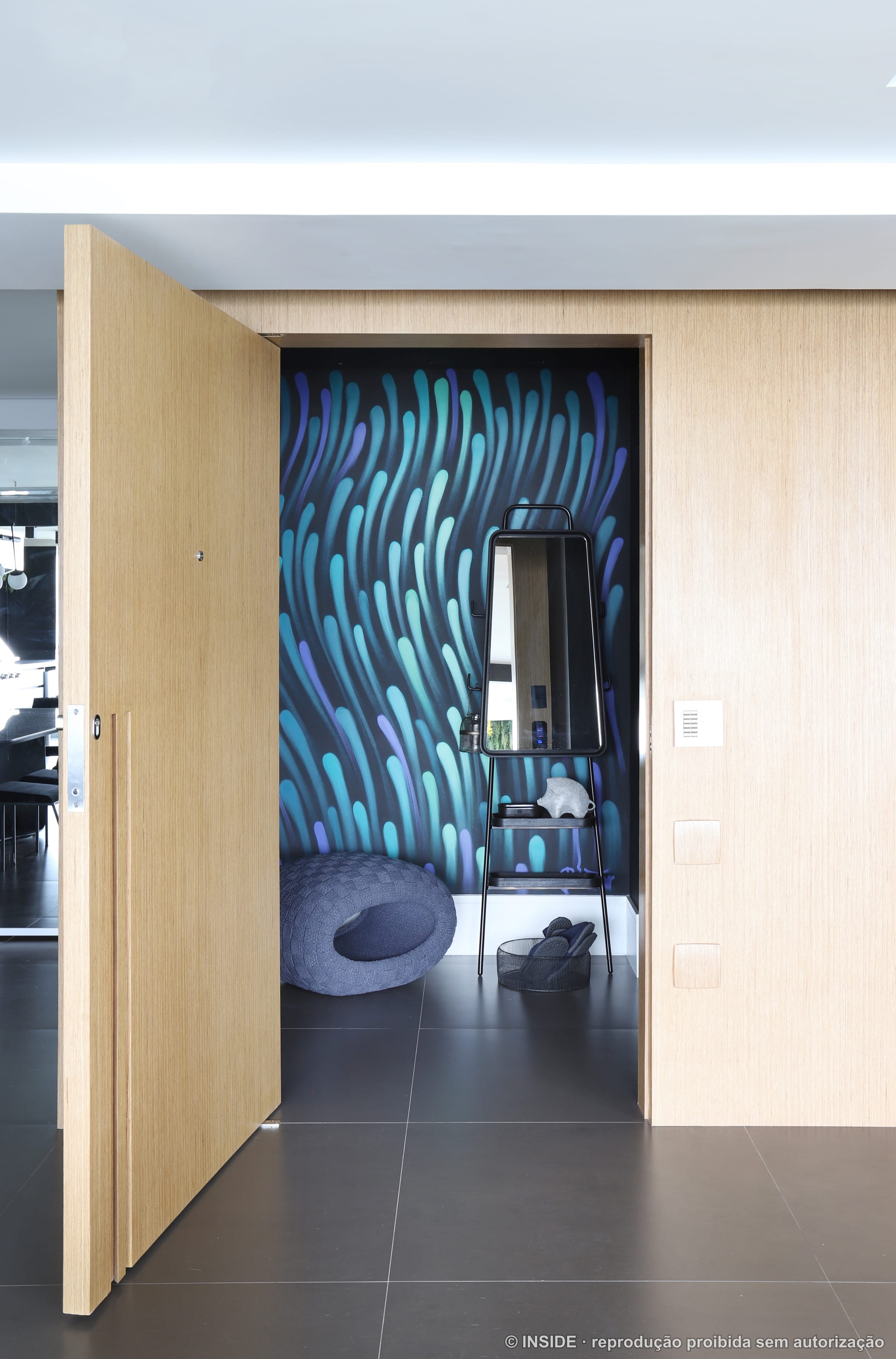 Hall com painel de arte em plumas azuis e turquesa, banco e espelho, projeto INSIDE
