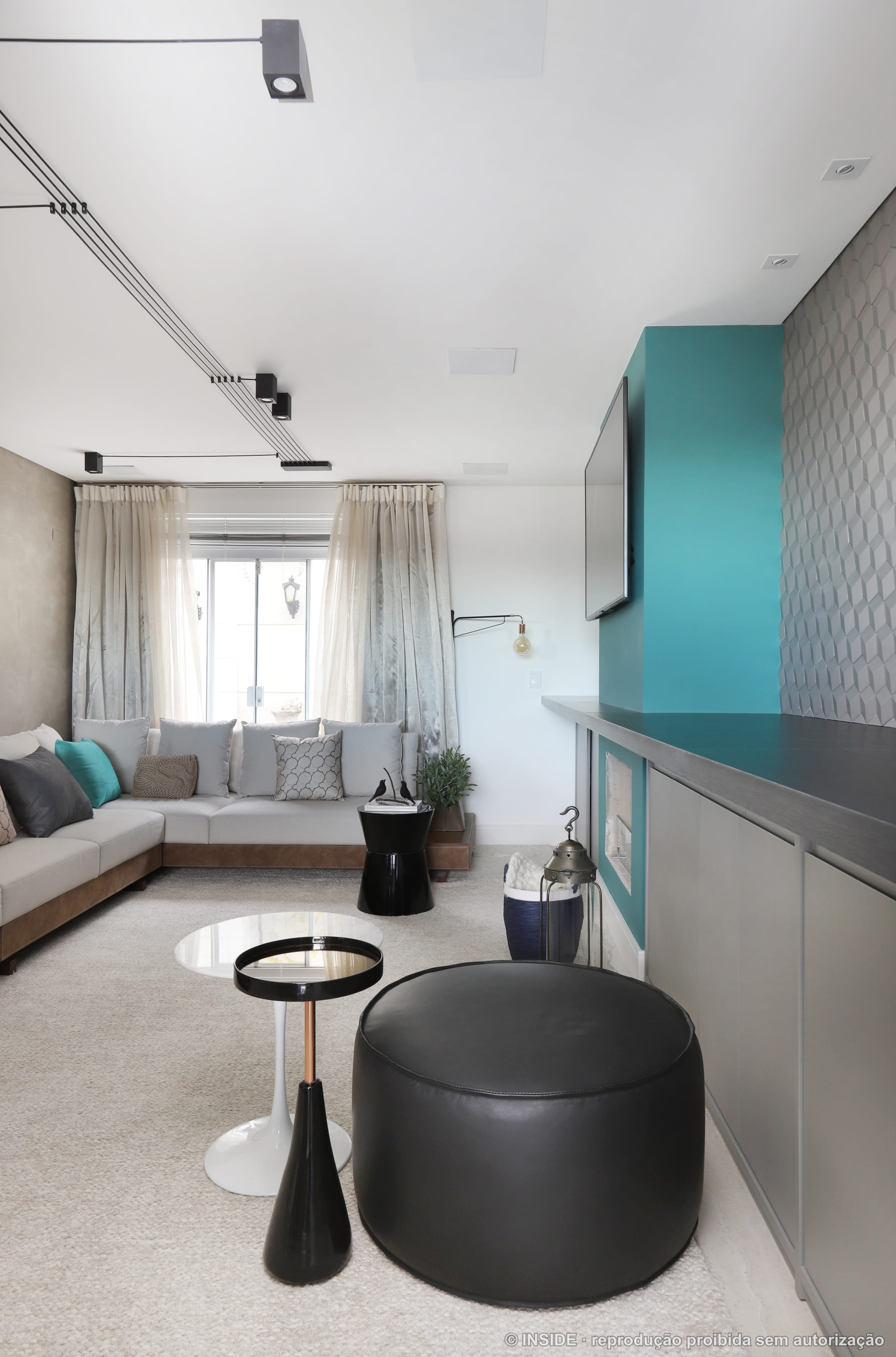 Sala de estar com parede em turquesa, lareira embutida e sofá claro, janela ampla, projeto INSIDE