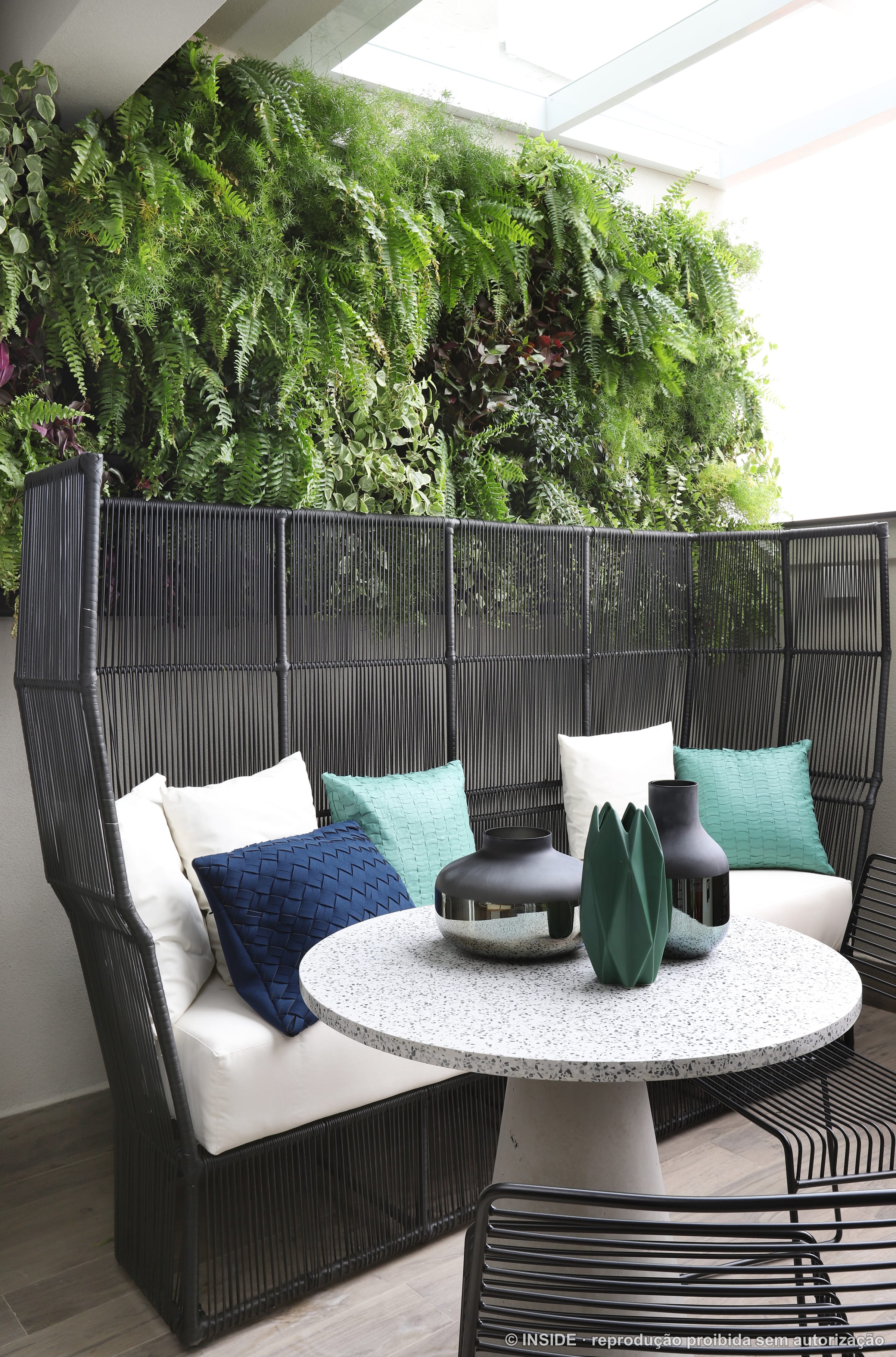 Terraço com jardim vertical, sofá e mesa de apoio, estar ao ar livre, projeto INSIDE