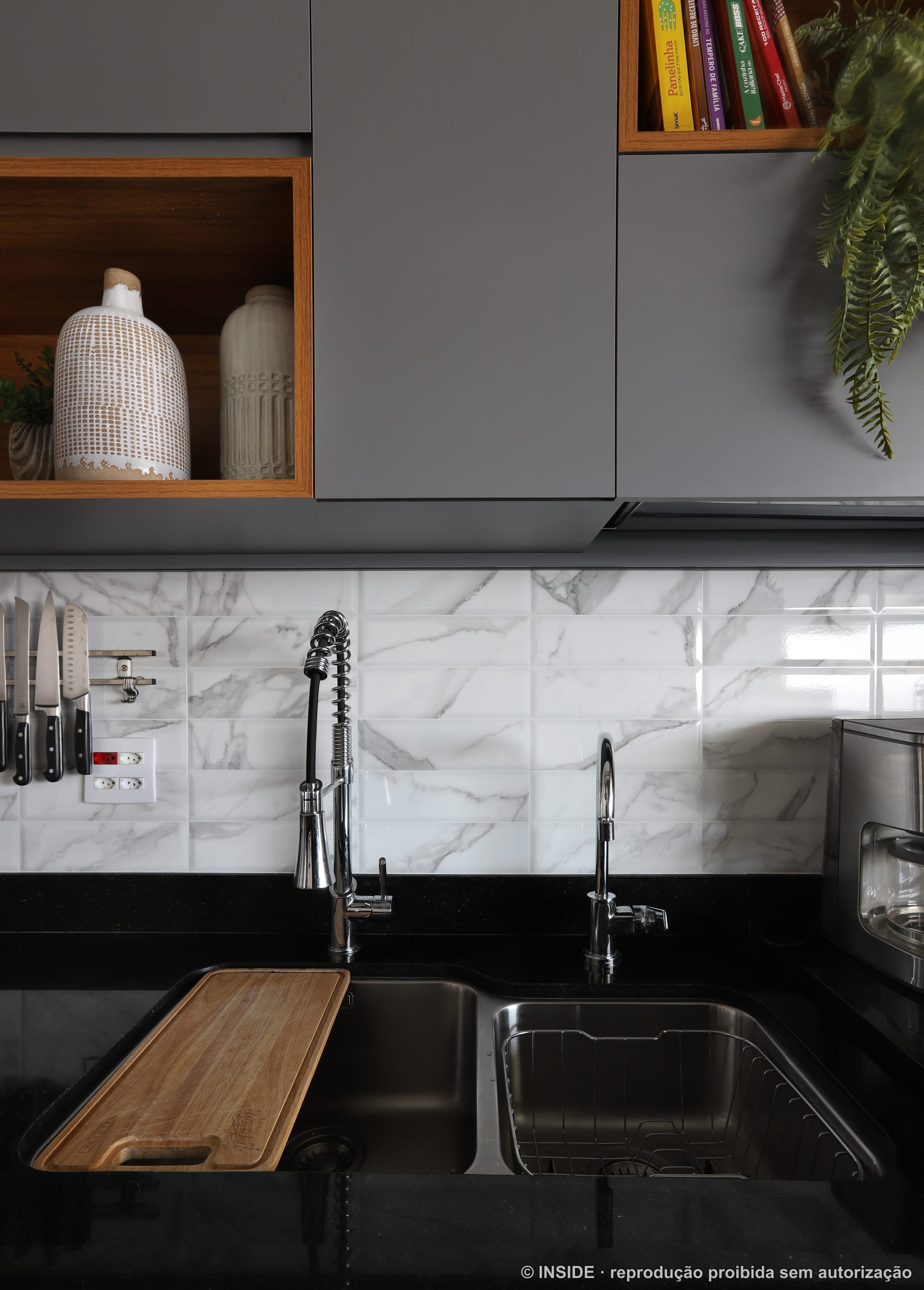 Cozinha com backsplash de mármore, marcenaria cinza e nicho de madeira, projeto INSIDE