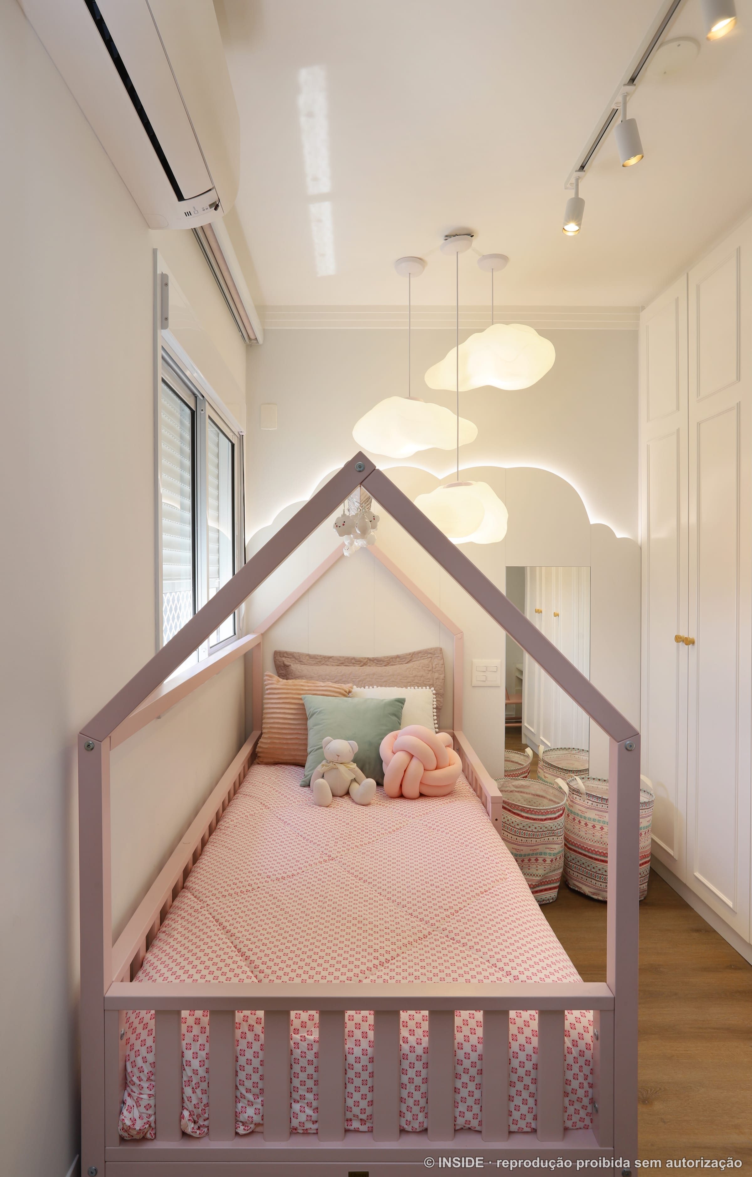 Quarto de menina com cama em formato de casinha, tons de rosa e marcenaria branca, projeto INSIDE