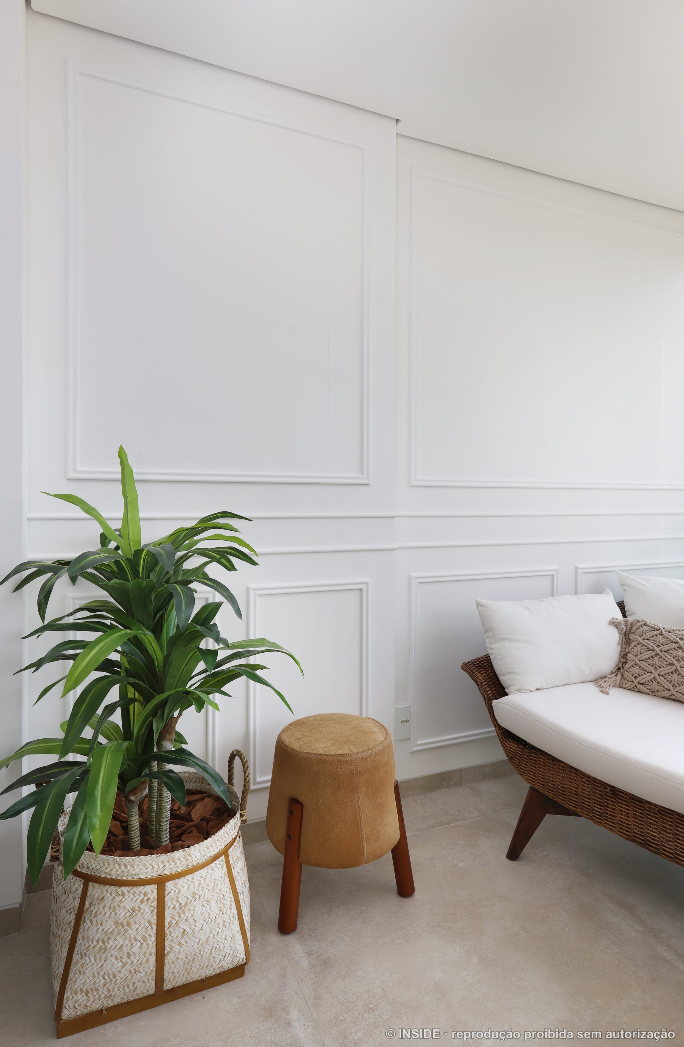 Estar em branco com sofá, boiserie e plantas em vasos, ambiente iluminado, projeto INSIDE