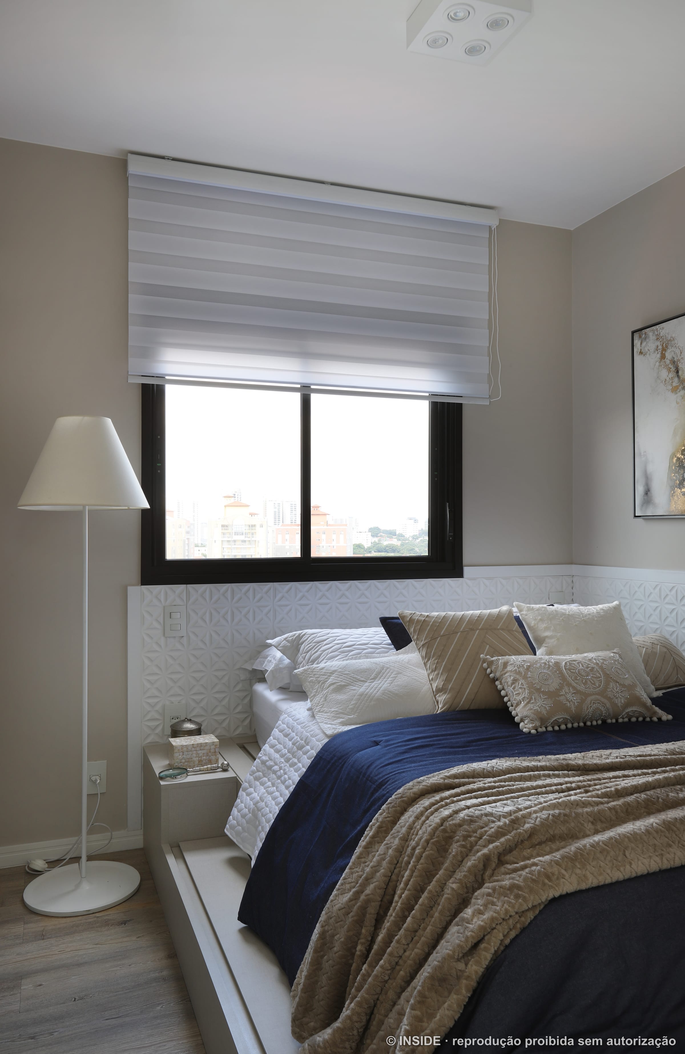 Quarto de casal com cabeceira texturizada, díptico de arte e luminária de piso, projeto INSIDE