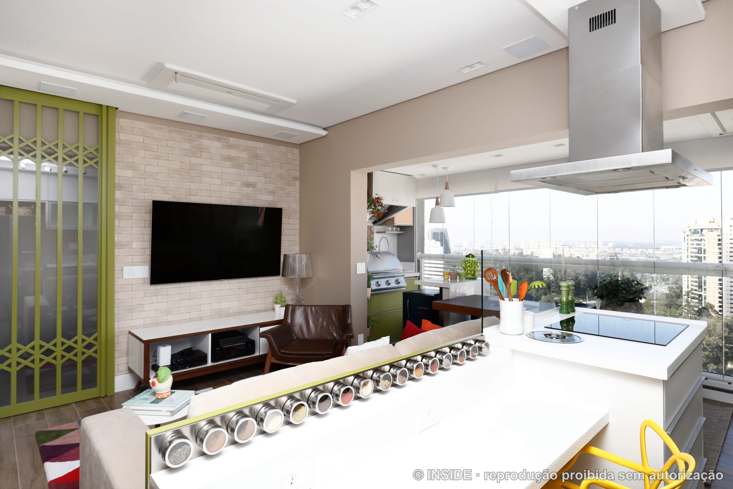 Cozinha integrada com ilha central, armários coloridos e bancada branca, projeto INSIDE